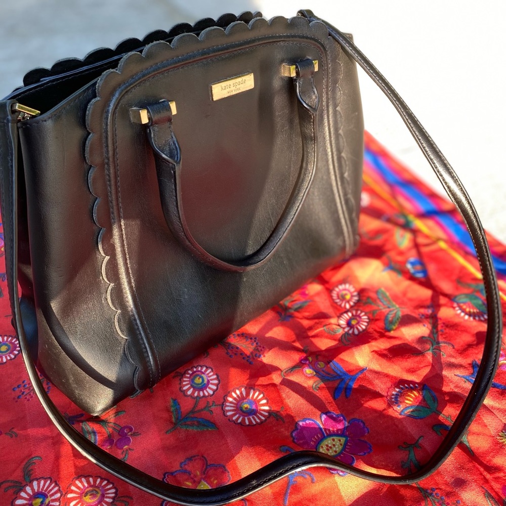 Kate Spade♠️ scalloped bag with optional shoulder strap
